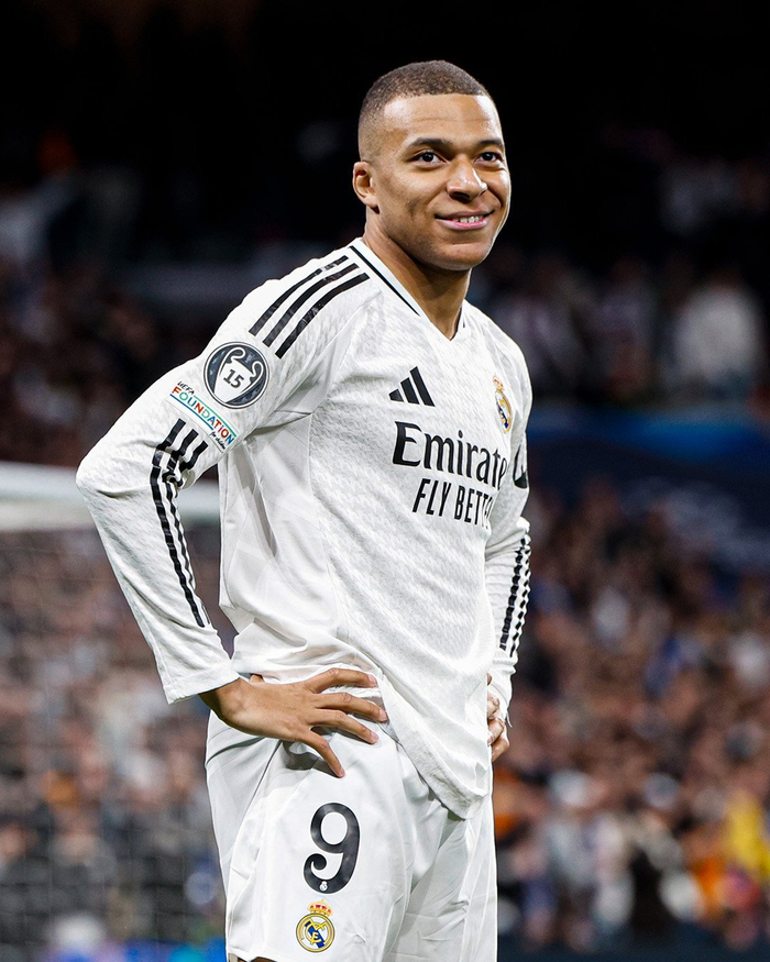 记者：申花队昨天傍晚抵达天津，出征的队伍中没有门将薛庆浩