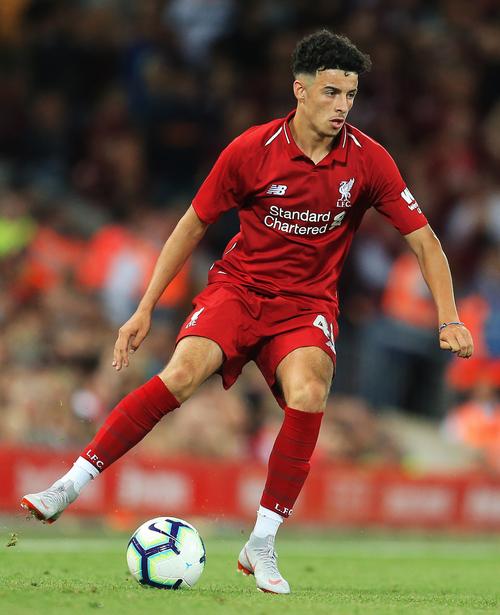 这雪有点大，欧冠赛前一名挪威记者在博德闪耀的球场边线处滑雪（欧冠赛前雪势凶猛，挪威记者在博德闪耀场边滑雪）