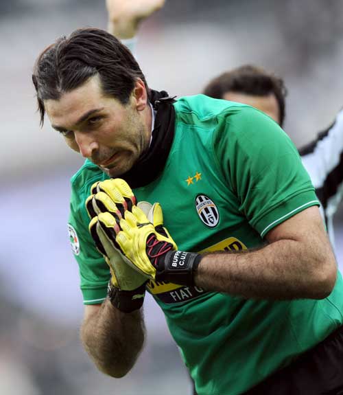 澳媒：澳威超洛克达尔球员埃尔卡亚姆在邦迪海滩枪击案中遇难（据澳媒报道，邦迪海滩枪击案致澳威超洛克达尔球员埃尔卡亚姆身亡）