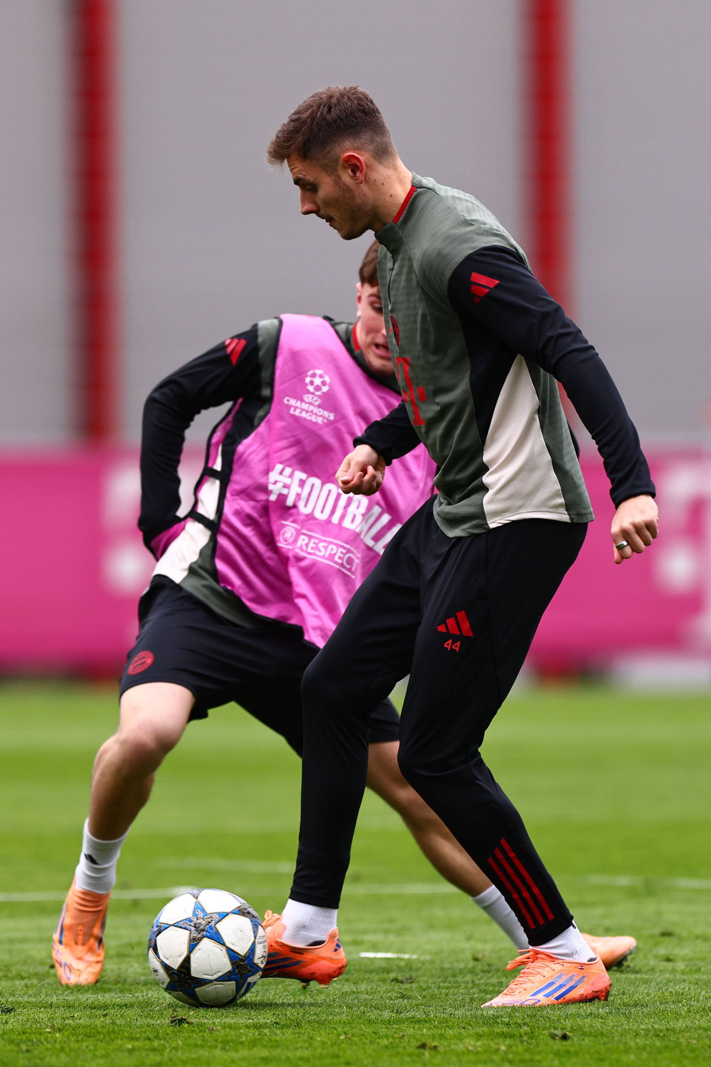 国足新主帅引发热议（国足新帅上任引热议）