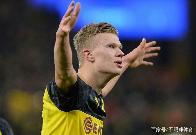 球队集体围着他庆祝太治愈