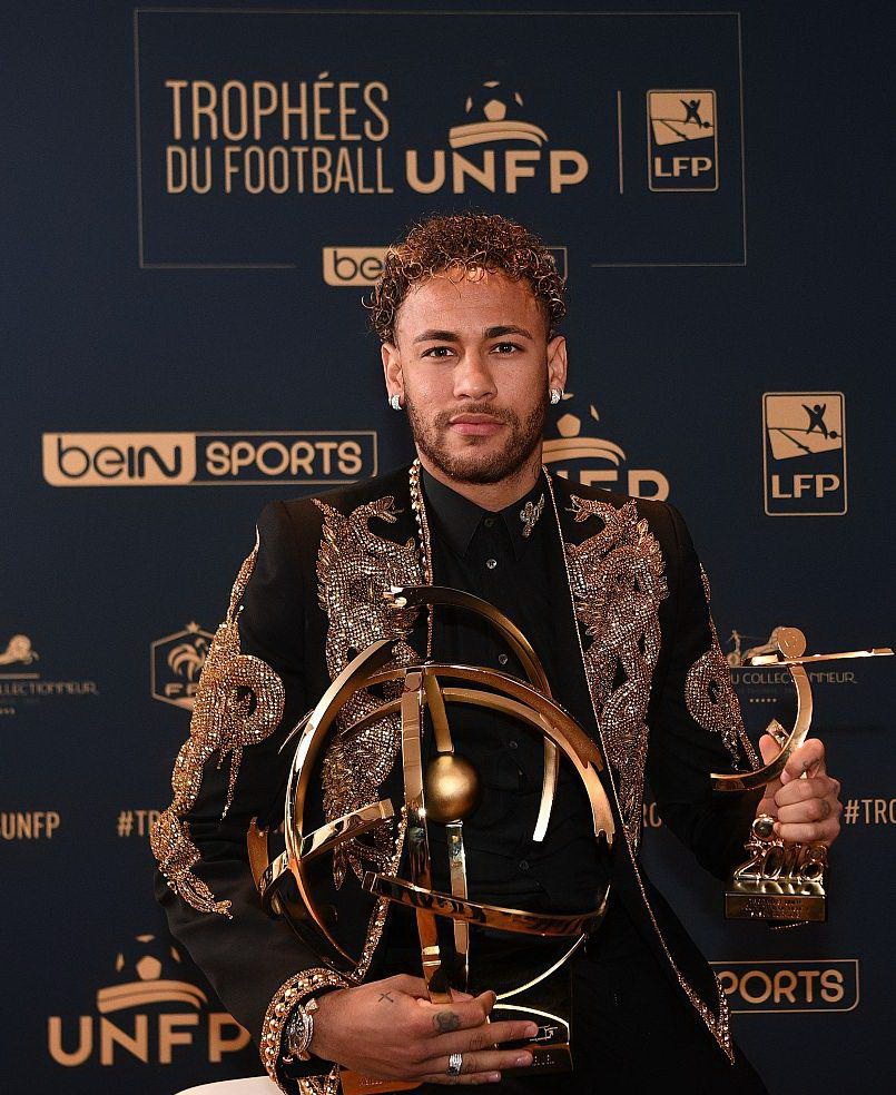 足球国足球迷自发制作横幅，为球队打气